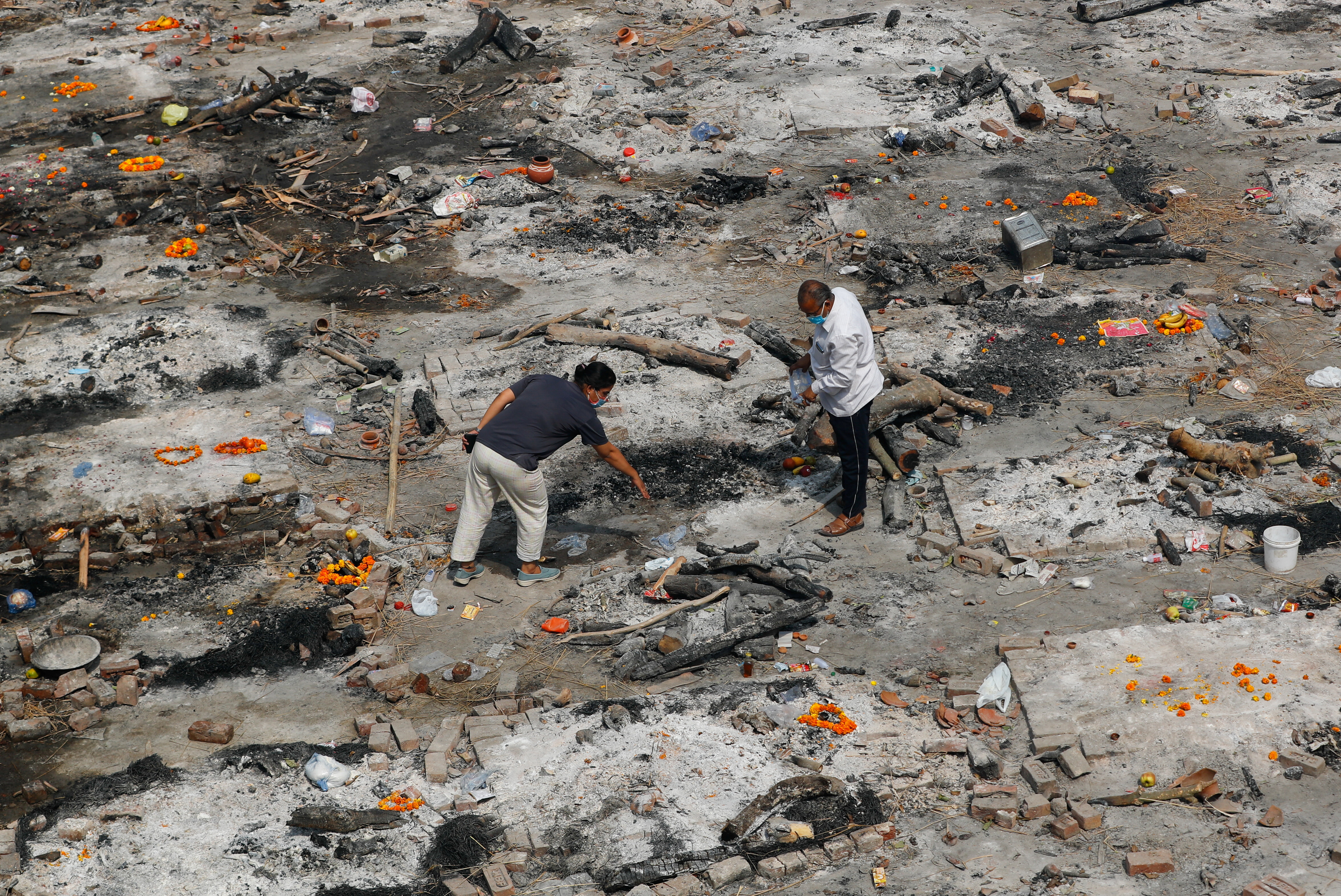 Relatives of a person who died from the coronavirus disease collect ashes at the spot where he was cremated, as part of a ritual at a crematorium inNew Delhi, India, April 30, 2021. u00e2u20acu201d Reuters picnn