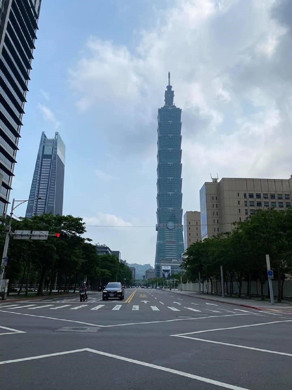 台北101广场一带也出现罕见冷清的一幕，不说还以为是拍电影清场。-图取自网络-