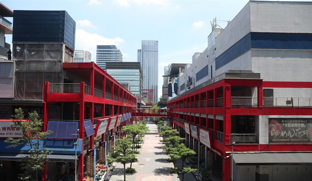 台湾周日单日新增确诊本土案例达206宗，民众呼吁留家抗疫。-中央社-