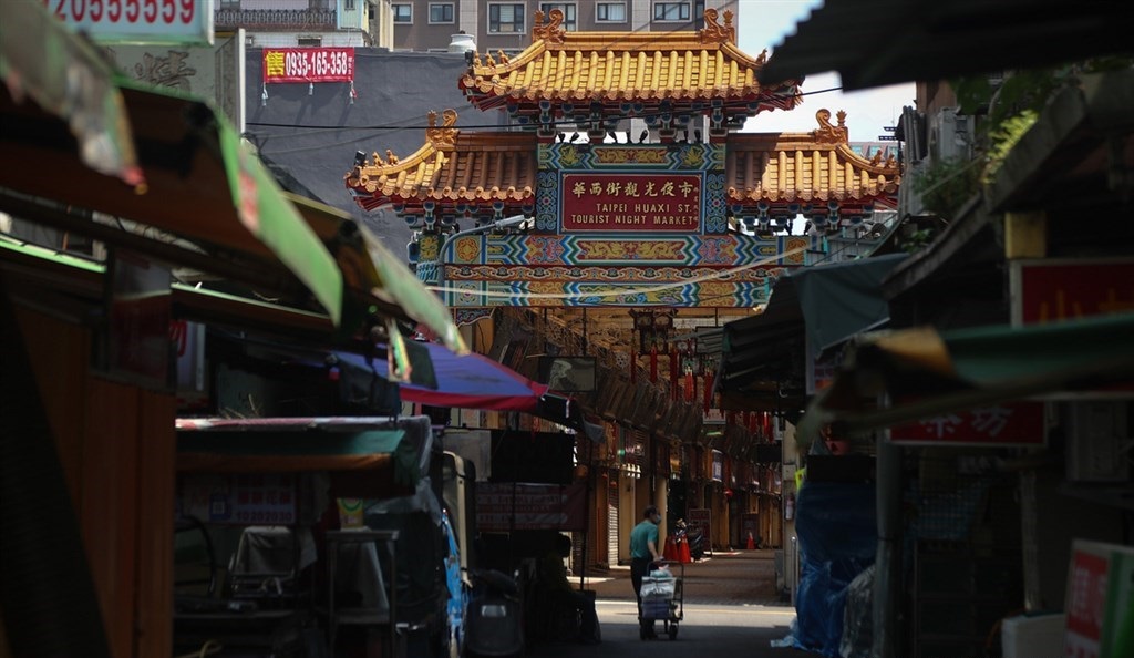 台北市万华区疫情严重，华西街观光夜市等闹区一片空荡荡。-中央社-