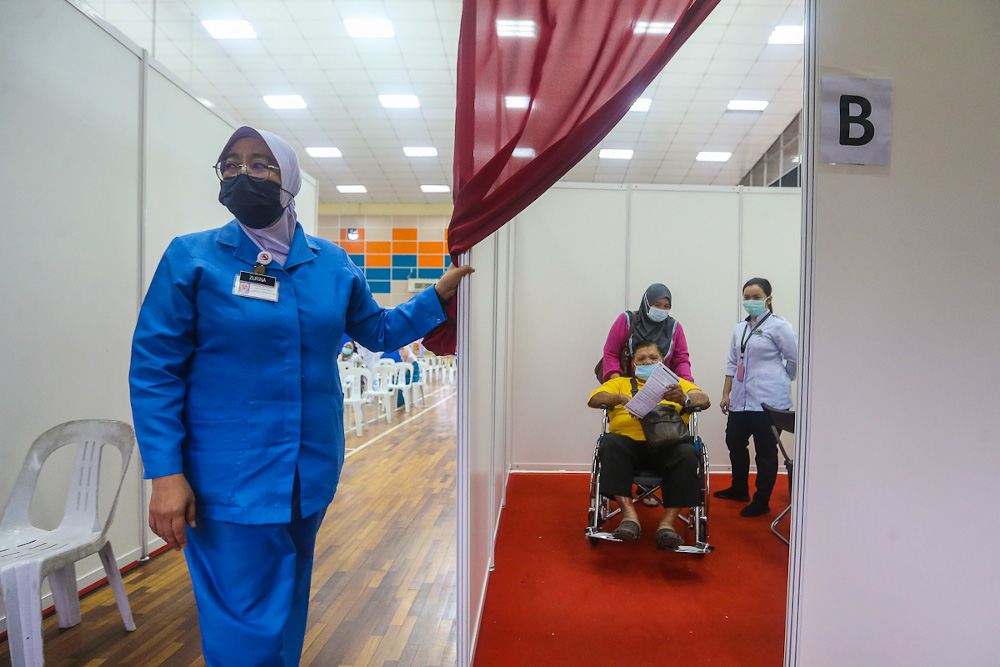 A senior citizen receives their Pfizer-BioNTech Covid-19 vaccine during the National Covid-19 Immunisation Programme at Dewan Kompleks Sukan Pandamaran in Klang May 7, 2021. u00e2u20acu201d Picture by Yusof Mat Isa 