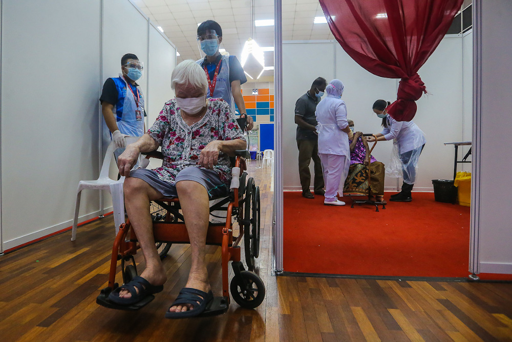 A senior citizen receives their Pfizer-BioNTech Covid-19 vaccine during the National Covid-19 Immunisation Programme at Dewan Kompleks Sukan Pandamaran in Klang May 7, 2021. u00e2u20acu201d Picture by Yusof Mat Isa 