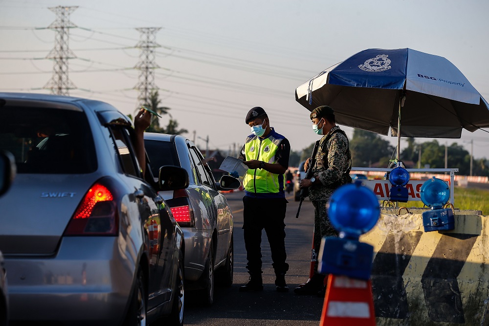 Police personnel inspect vehicles at a roadblock along Jambatan Merdeka, at the Kedah-Penang border  May 10, 2021. u00e2u20acu201d Picture by Sayuti Zainudin