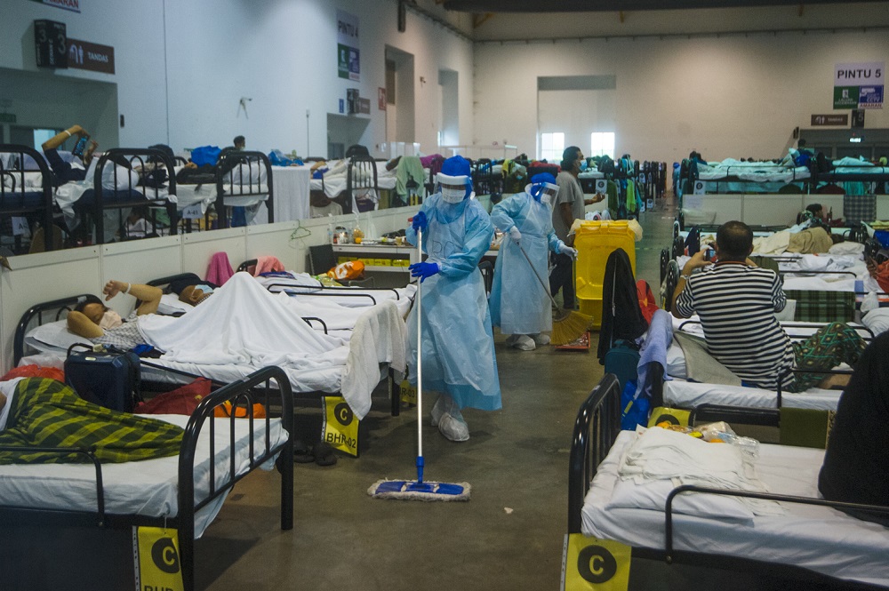 Health workers at work at the Covid-19 Low-Risk Quarantine and Treatment Centre (PKRC) at the Malaysia Agriculture Expo Park (MAEPS) 2 in Serdang May 19, 2021. u00e2u20acu201d Picture by Shafwan Zaidonnn