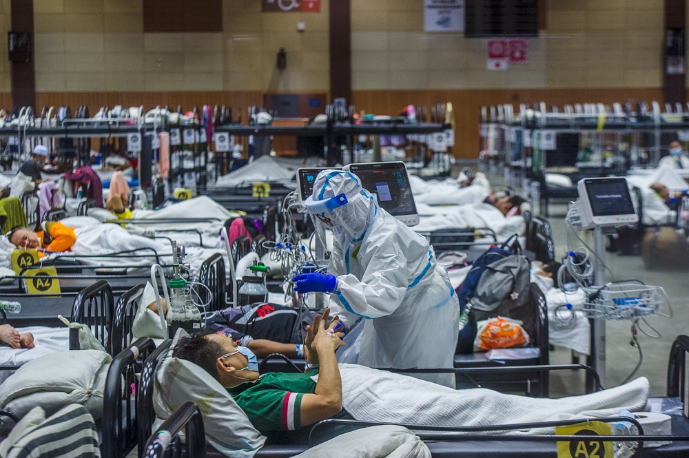 A health worker tends to a patient at the Covid-19 Low-Risk Quarantine and Treatment Centre (PKRC) at the Malaysia Agriculture Expo Park (MAEPS) 2 in Serdang May 19, 2021. u00e2u20acu201d Picture by Shafwan Zaidon