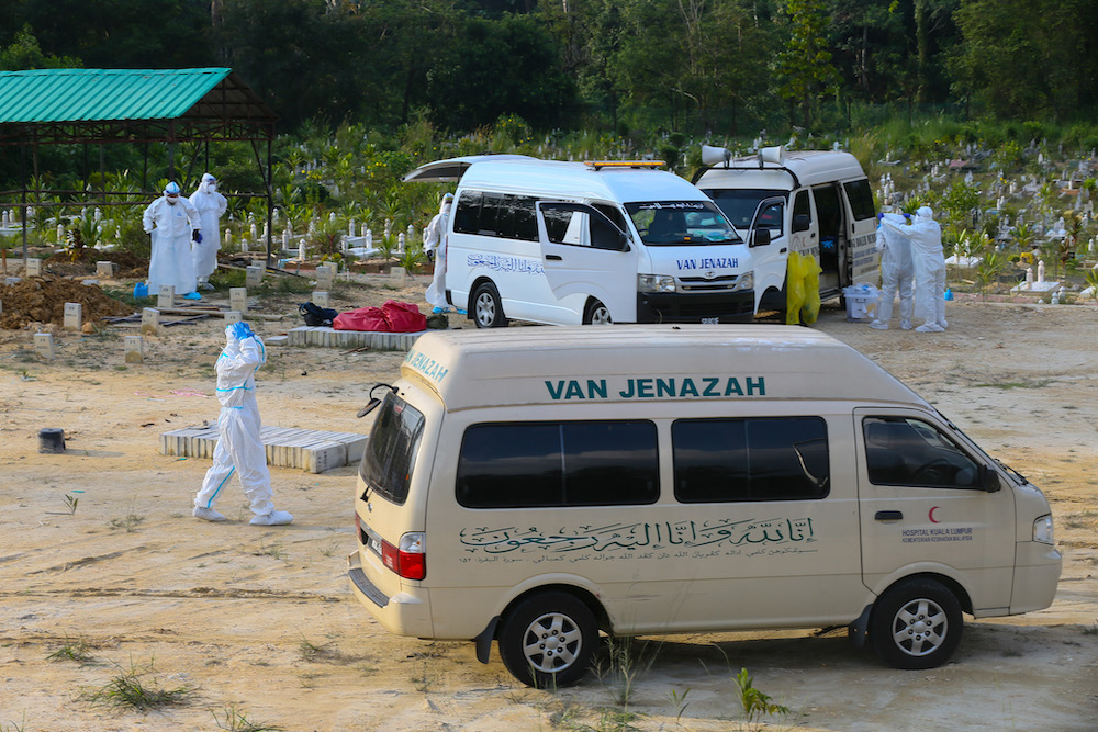 Covid 19 victims body arrive for funeral service handled by health workers equipped with personal protective suit at Kampung Sungai Pusu muslim cemetery May 22,2021.nu00e2u20acu201d Picture by Ahmad Zamzahurinnn