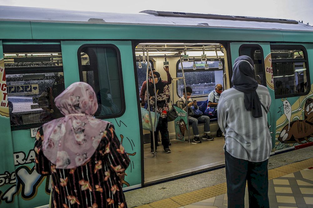 A general view during the commuting peak hour at Pasar Seni LRT station May 25, 2021. u00e2u20acu2022 Picture by Hari Anggara