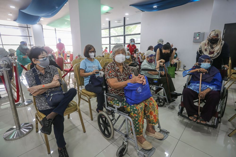 Senior citizens wait to receive the Sinovac Covid-19 vaccine at the MSU Medical Centre in Shah Alam May 25, 2021. u00e2u20acu201d Picture by Yusof Mat Isa