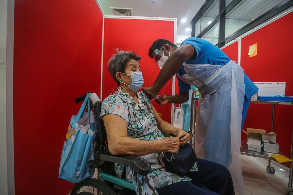 A senior citizen receives the Sinovac Covid-19 vaccine at the MSU Medical Centre in Shah Alam May 25, 2021. u00e2u20acu201d Picture by Yusof Mat Isa