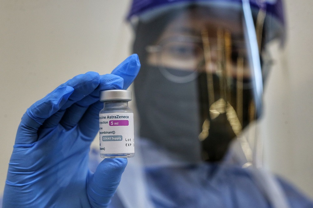 A nurse holds up a dose of the AstraZeneca Covid-19 vaccine at the World Trade Centre Kuala Lumpur May 5, 2021. u00e2u20acu2022 Picture by Ahmad Zamzahuri