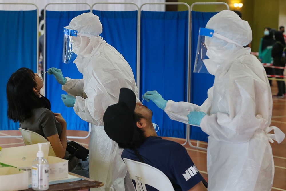 A health worker conducts a Covid-19 swab test at Dewan PU7 in Puchong Utama May 22, 2021. u00e2u20acu2022 Picture by Yusof Mat Isa