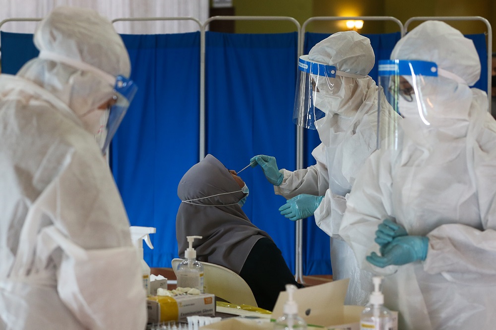 A health worker conducts a Covid-19 swab test at Dewan PU7 in Puchong Utama May 22, 2021. u00e2u20acu2022 Picture by Yusof Mat Isa