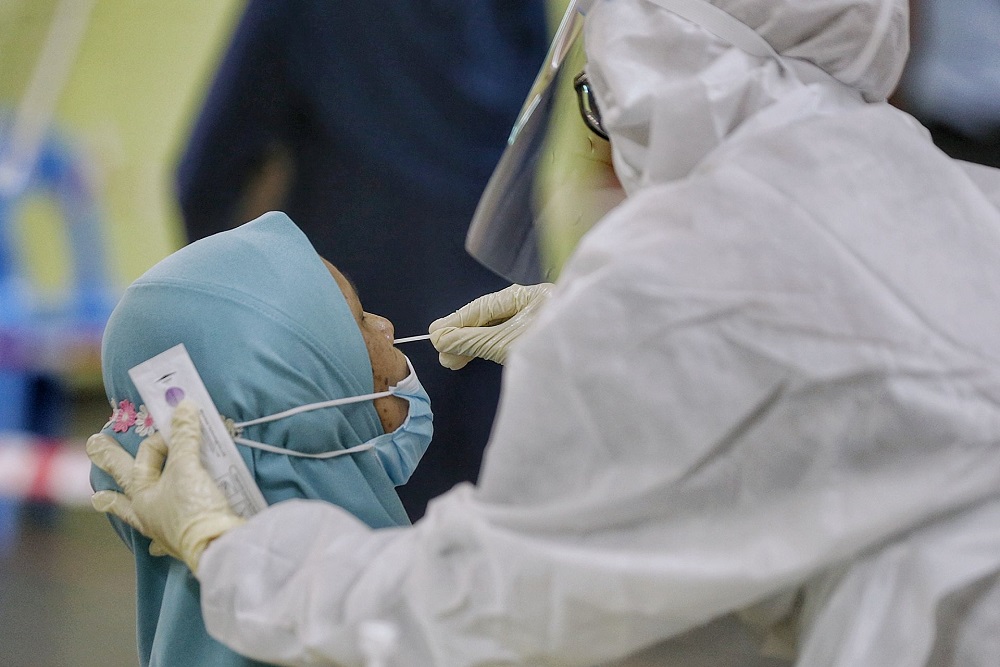 A health worker conducts a Covid-19 swab test at Dewan Seri Siantan in Gombak May 19, 2021. u00e2u20acu2022 Picture by Ahmad Zamzahuri