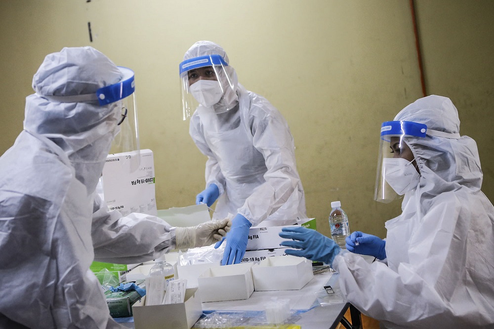 Health workers conduct a Covid-19 swab test at Dewan Seri Siantan in Selayang May 19, 2020. u00e2u20acu201d Picture by Hari Anggara