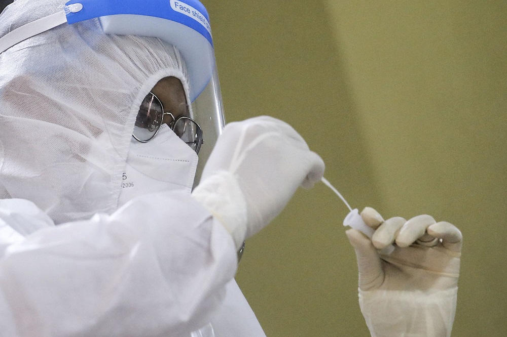 A health worker conducts a Covid-19 swab test at Dewan Seri Siantan in Selayang May 19, 2020. u00e2u20acu201d Picture by Hari Anggara