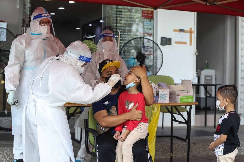 Health workers collect swab samples to test for Covid-19 at the Selcare Clinic in Shah Alam May 18, 2021. u00e2u20acu201d Picture by Yusof Mat Isa