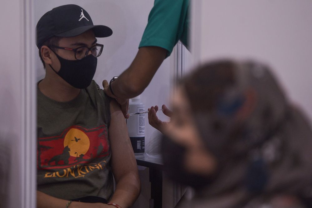 A health worker administers a dose of the AstraZeneca Covid-19 vaccine at the IDCC Ideal Convention Centre Shah Alam May 31, 2021. u00e2u20acu201d Picture by Miera Zulyana