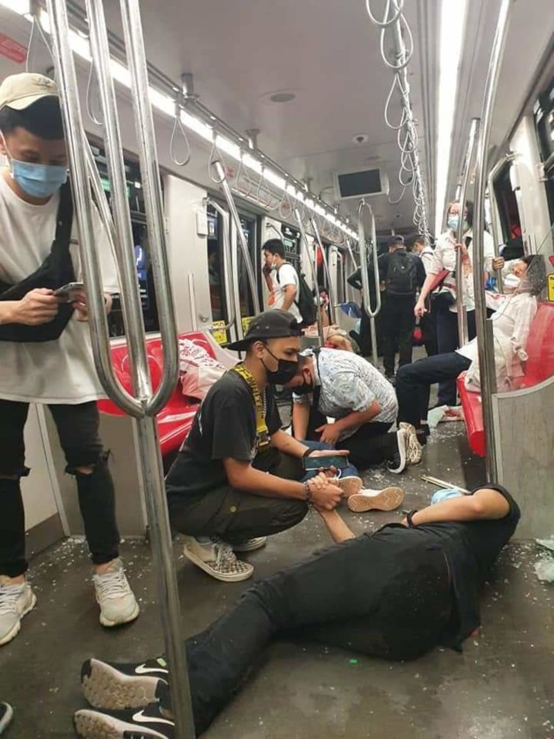 车厢内一片混乱，有乘客安抚躺在地板上、伤势严重的友人。-图取自社交媒体-