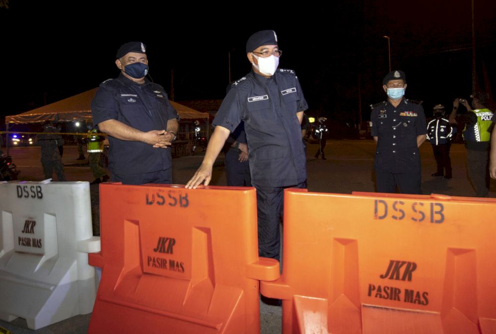 Kelantan Police Chief, Datuk Shafien Mamat (second left) inspecting the roadblock at Jalan Bunut Susu, Mukim Bunut Susu, Pasir Mas, May 8, 2021. u00e2u20acu201d Bernama pic