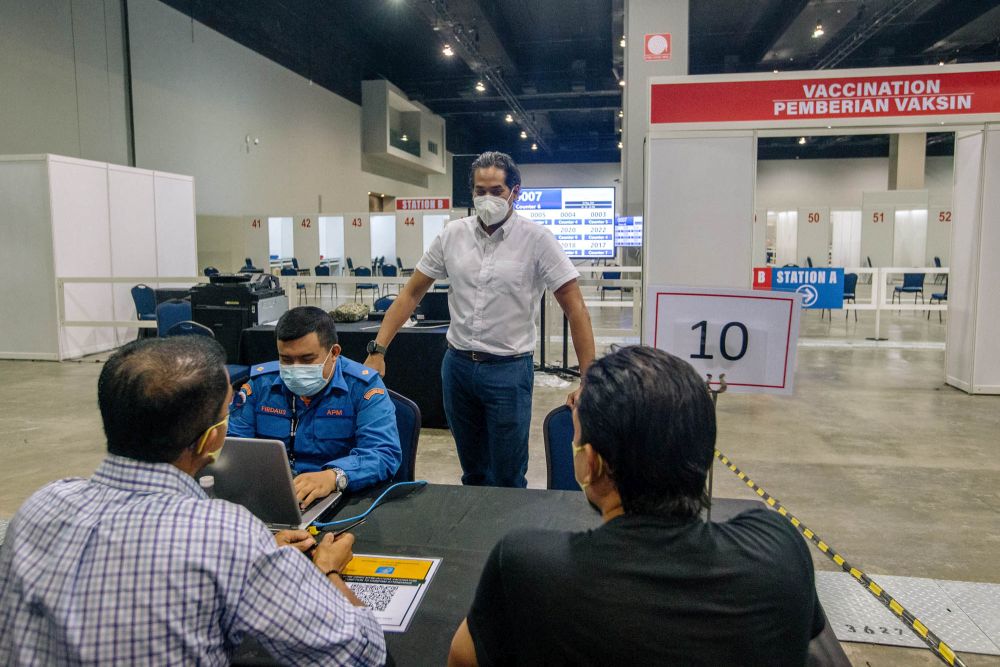 Minister of Science, Technology and Innovation Khairy Jamaluddin during a visit to vaccination centre at  the Malaysia International Trade and Exhibition Centre in Kuala Lumpur May 30, 2021. u00e2u20acu201d  Picture by Firdaus Latif