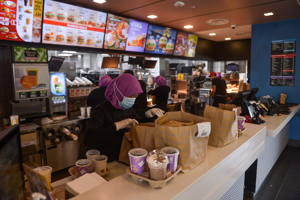 McDonaldu00e2u20acu2122s staff seen busy packing the meals at its outlet in Seksyen 3, Shah Alam May 26, 2021. u00e2u20acu201d Picture by Miera Zulyanan