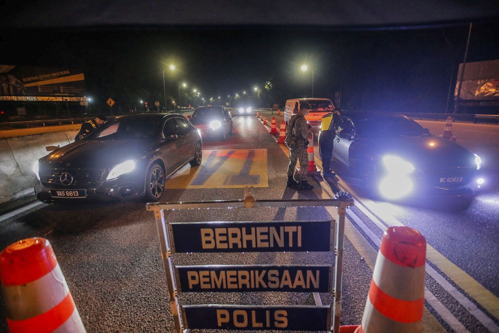 Police and Armed Forces personnel inspect vehicles during a roadblock at the Gombak Toll Plaza May 5, 2021. u00e2u20acu2022 Picture by Hari Anggara