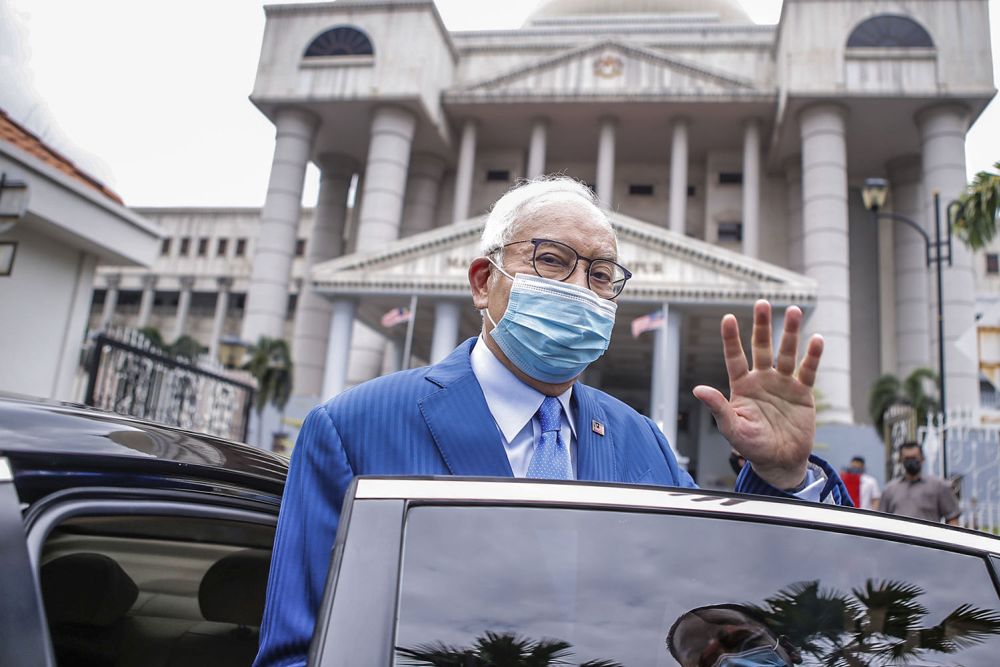 Datuk Seri Najib Razak waves at reporters at the Kuala Lumpur High Court May 20, 2021. u00e2u20acu2022 Picture by Hari Anggara