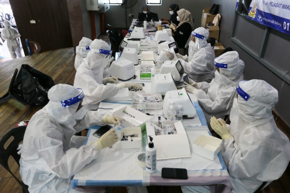 Health personnel conduct swab sample tests at Dewan MBSA Paya Jaras Tengah, Sungai Buloh May 26, 2021. u00e2u20acu201d Picture by Ahmad Zamzahuri