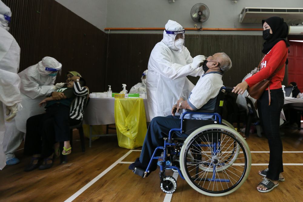 Health workers collect swab samples to test for Covid-19 at Dewan MBSA Paya Jaras Tengah, Sungai Buloh May 26, 2021. u00e2u20acu201d Picture by Ahmad Zamzahuri