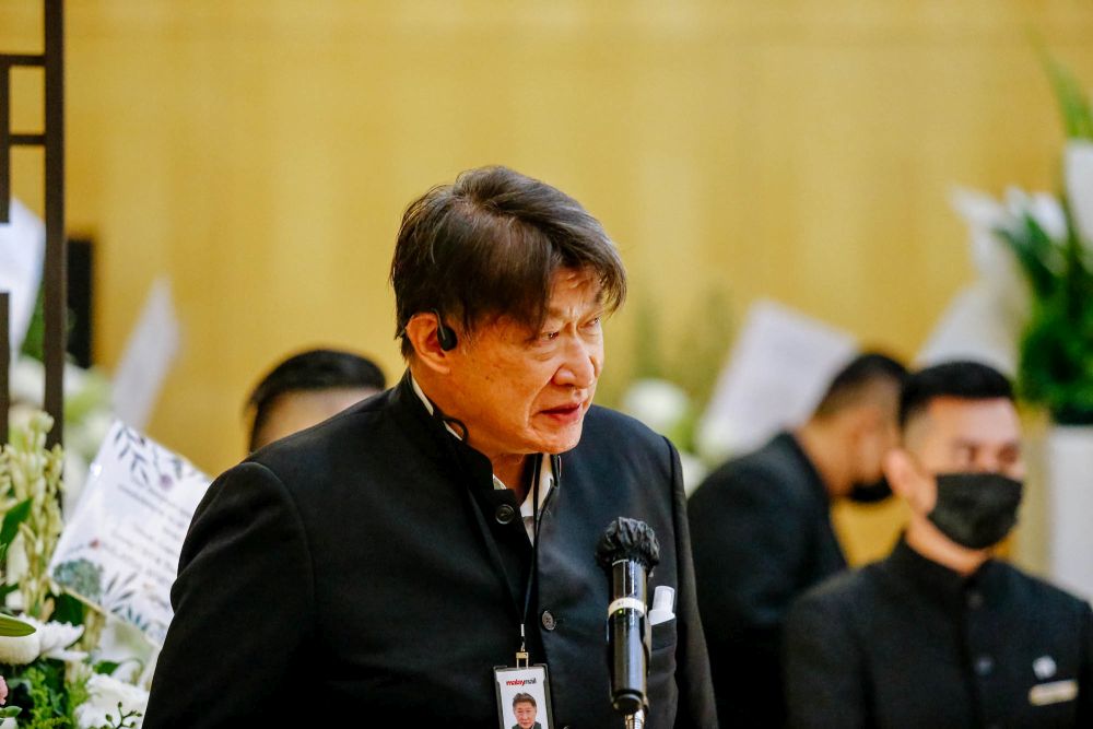 萧家伟在灵堂追忆黄世运时，不禁悲从中来。-Firdaus Latif摄-