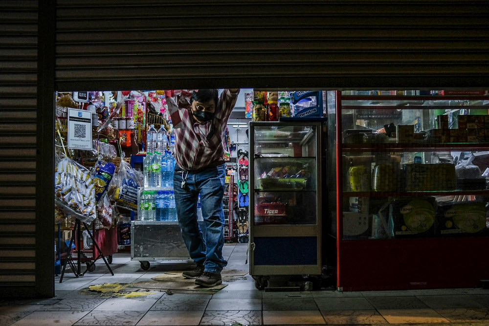 Traders in Kuala Lumpur at the end of the first day of tightened MCO 3.0 SOPs which came into effect May 25, 2021, allowing businesses to operate from 8am to 8pm. u00e2u20acu2022 Picture by Hari Anggara