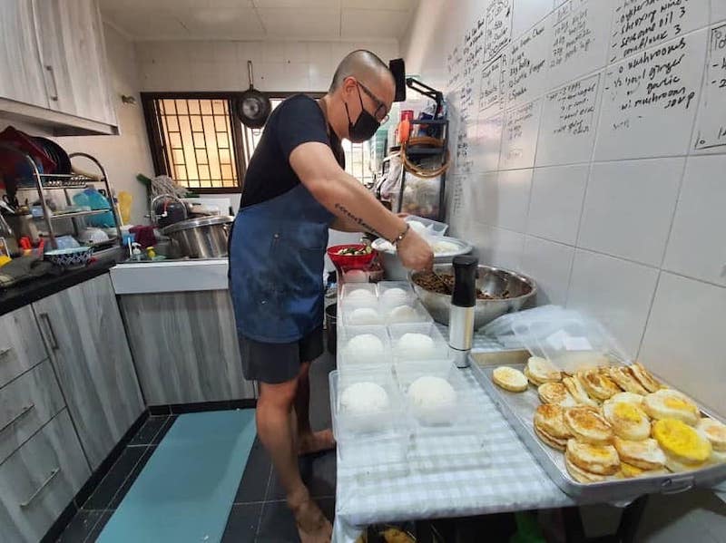 Bruce Wong在厨房为Lighthouse Children’s Welfare Home Association的孩子准备餐点。-图取自”黄家“脸书-