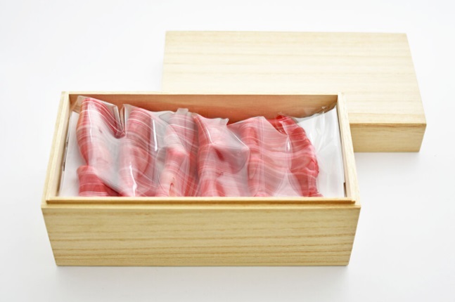 桐箱版的“牛肉糖”的售价为1500日圆（约57令吉）。-图取自Papabubble官网-