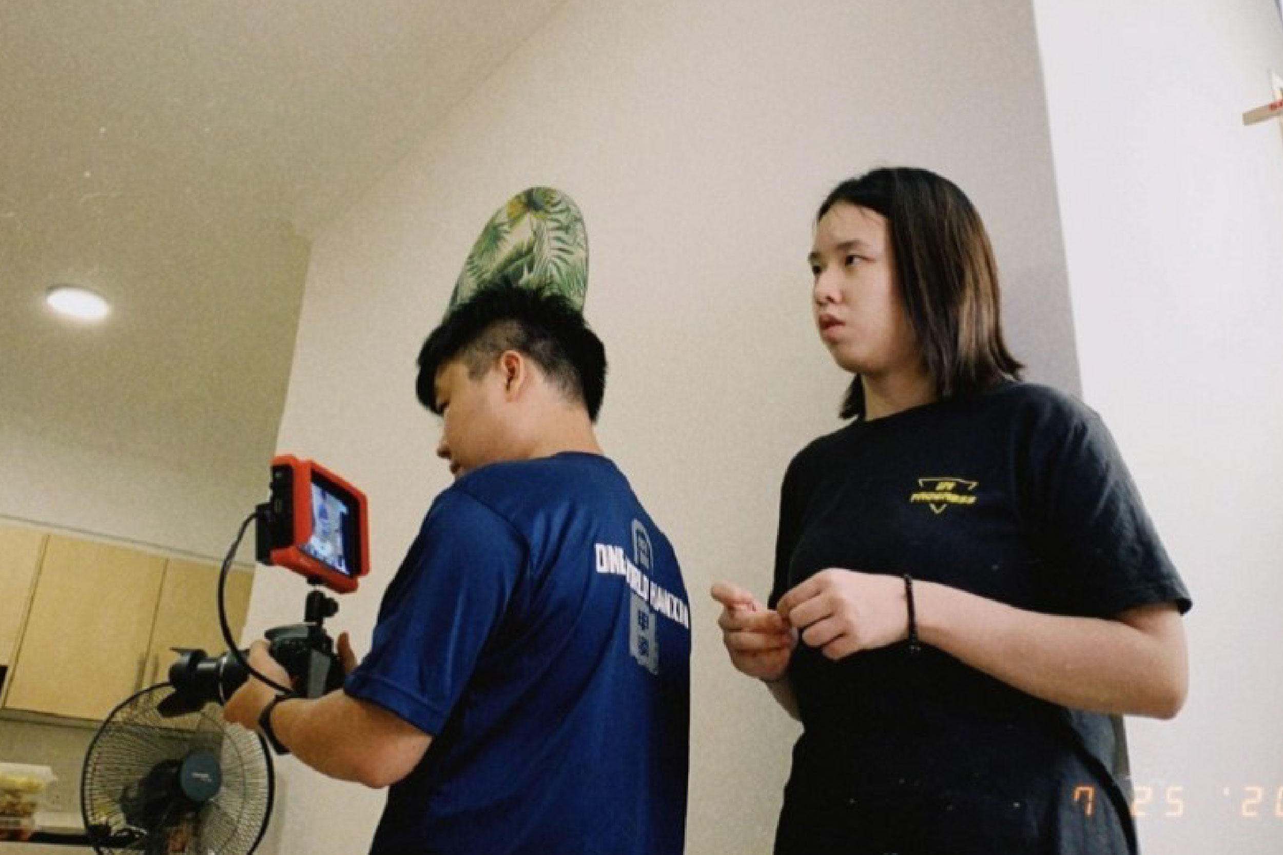 广电系毕业的赖俊恺（左）熟悉剪辑技术，在疫情期间，勤于剪辑和摄影，以增进自己的技术。-马新社-