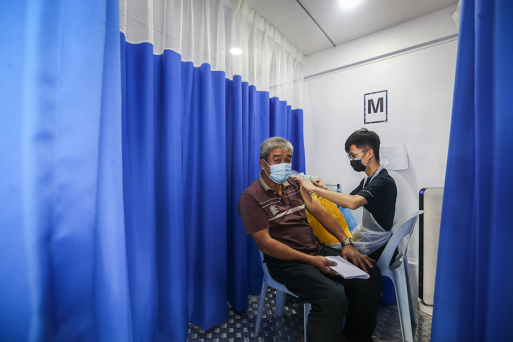 Traders and local workers at Pasar Borong Kuala Lumpur receive their Covid-19 vaccination through the MYMedic@Wilayah Vaccine Mobile Truck programme in Selayang June 20, 2021. u00e2u20acu201d Picture by Yusof Mat Isa