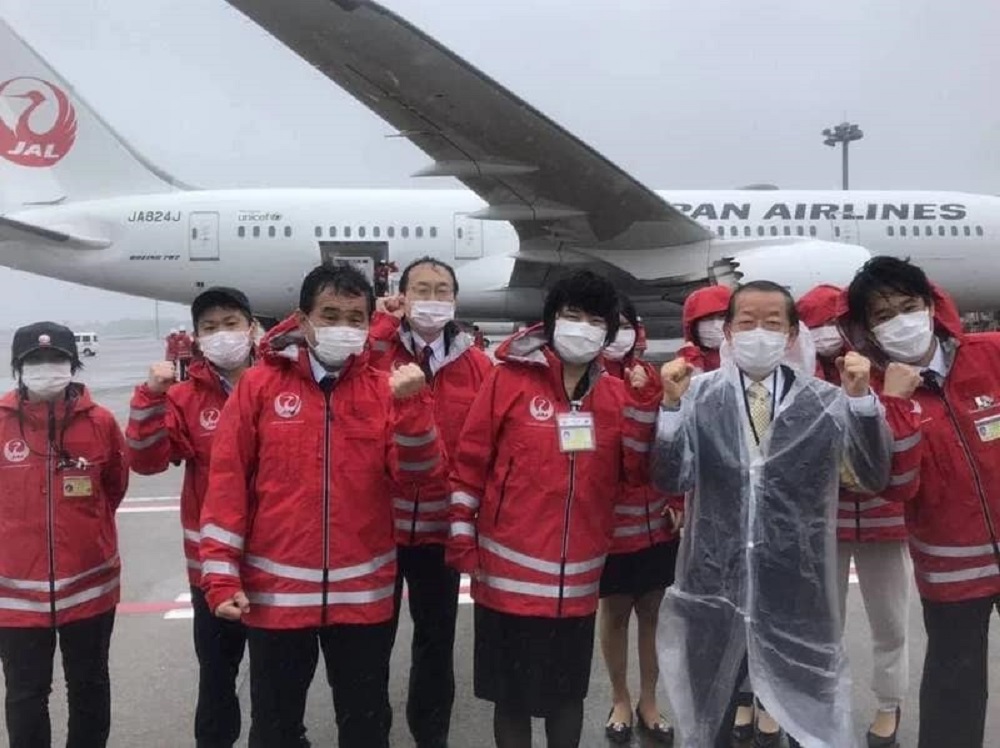 日本赠送台湾疫苗，谢长廷（右2）在机场向工作人员表达感谢。-图截取自日台交流广场脸书-