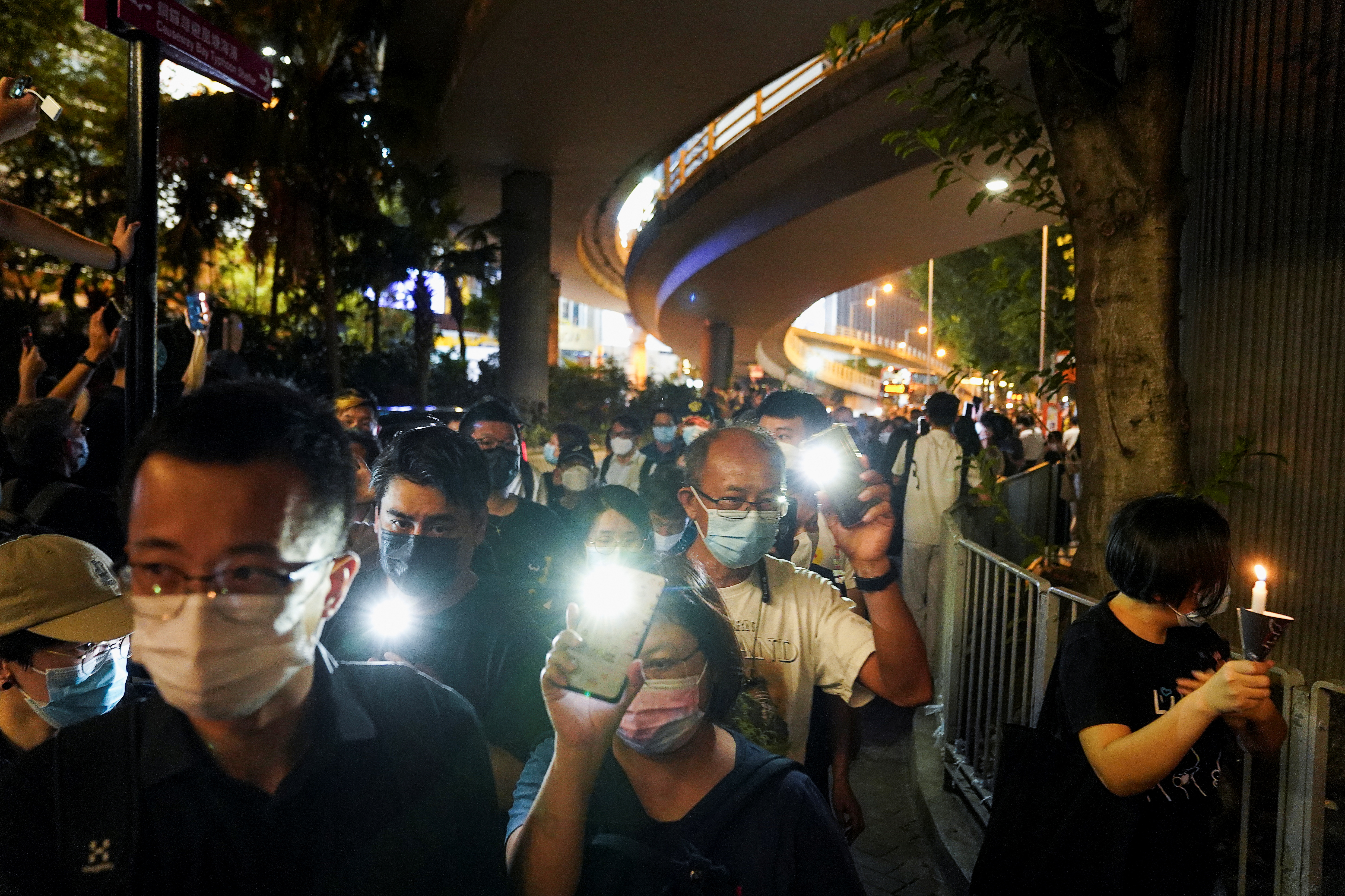 虽然无法集会，但许多香港人仍找到纪念六四的方式。晚间8时，不少民众在铜锣湾和旺角亮起手机，也有人点燃蜡烛。-路透社-