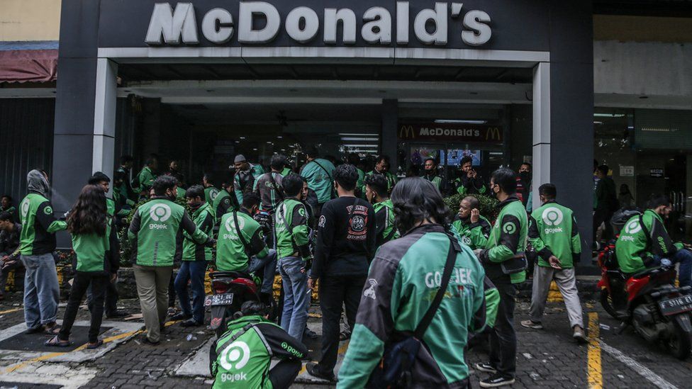 新冠疫情下粉丝都选择叫外卖，有送餐员抱怨等餐等了两个多小时，令快餐店不时出现争执画面。-法新社-