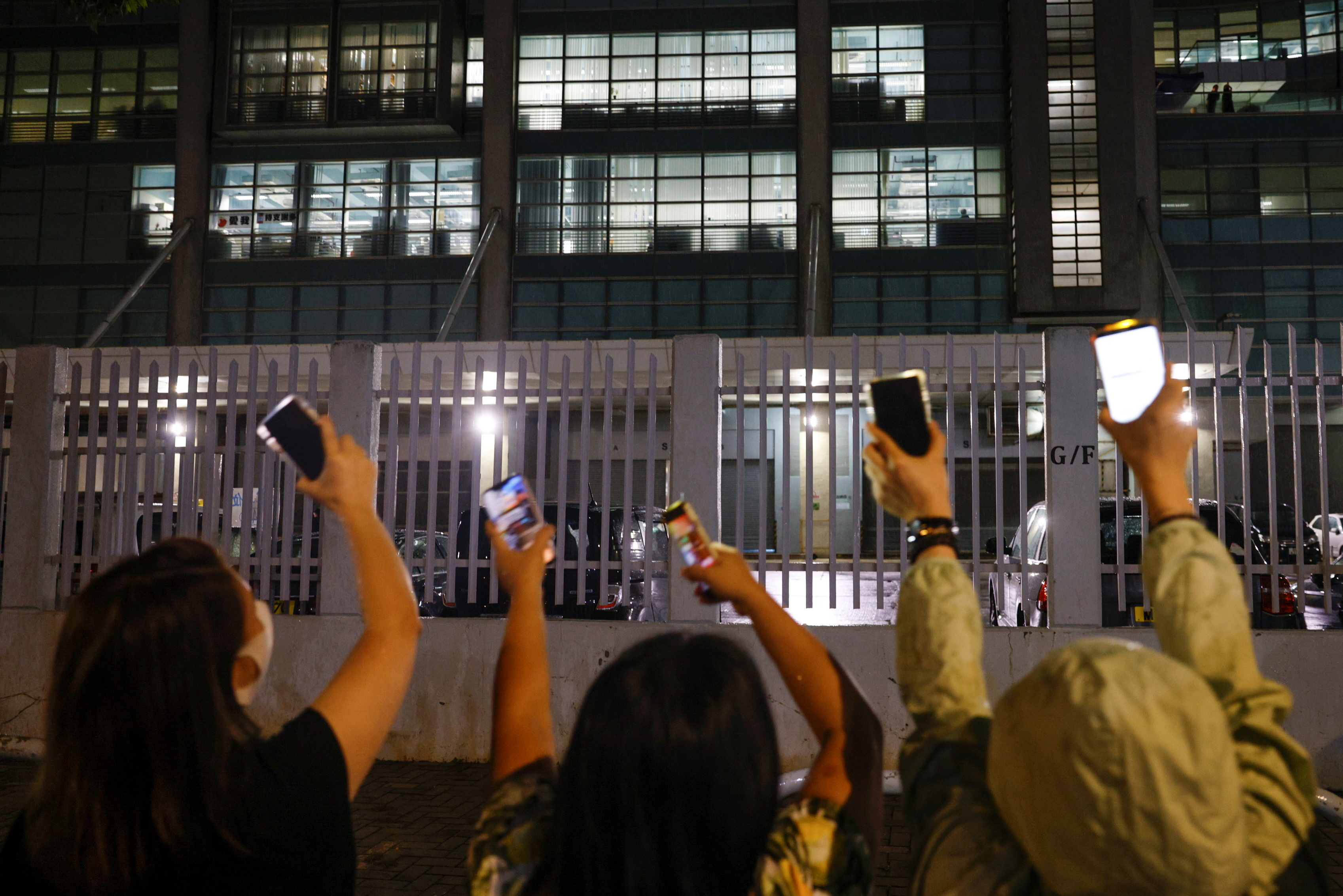 在《苹果日报》大楼外声援的香港民众。-路透社-