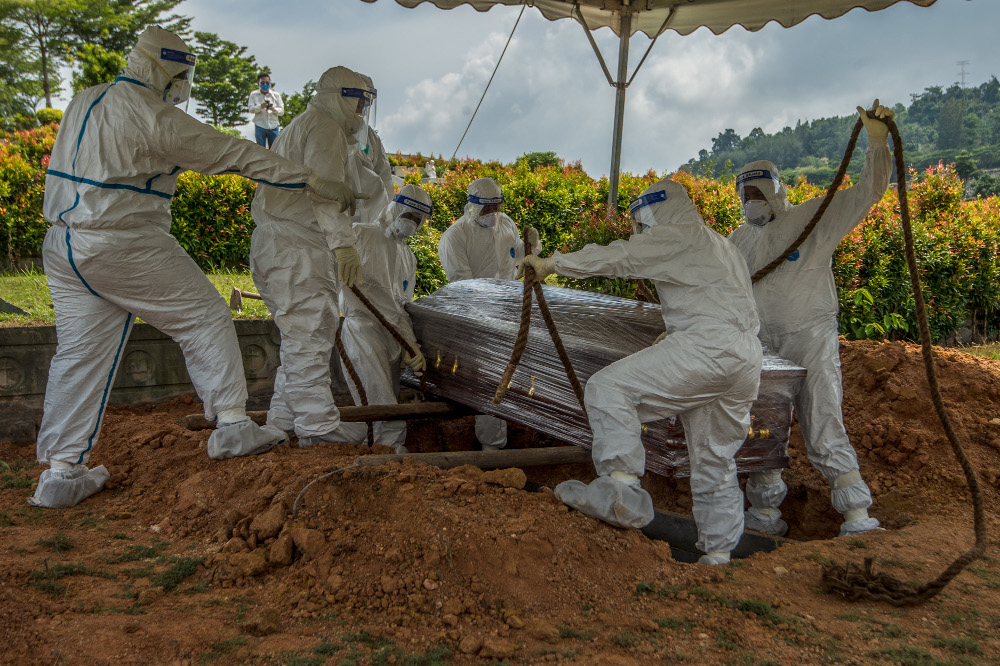 Workers in PPE suits getting ready to bury the body of a person who died from the coronavirus disease (Covid-19) at a Christian cemetery in Semenyih, Selangor. u00e2u20acu201d Picture by Shafwan Zaidon