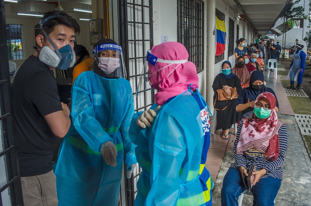 Health workers conduct a Covid-19 swab test in Bandar Tun Razak, Kuala Lumpur June 5, 2021. u00e2u20acu2022 Picture by Shafwan Zaidon