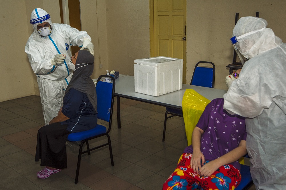 Health workers conduct a Covid-19 swab test in Bandar Tun Razak, Kuala Lumpur June 5, 2021. u00e2u20acu2022 Picture by Shafwan Zaidon