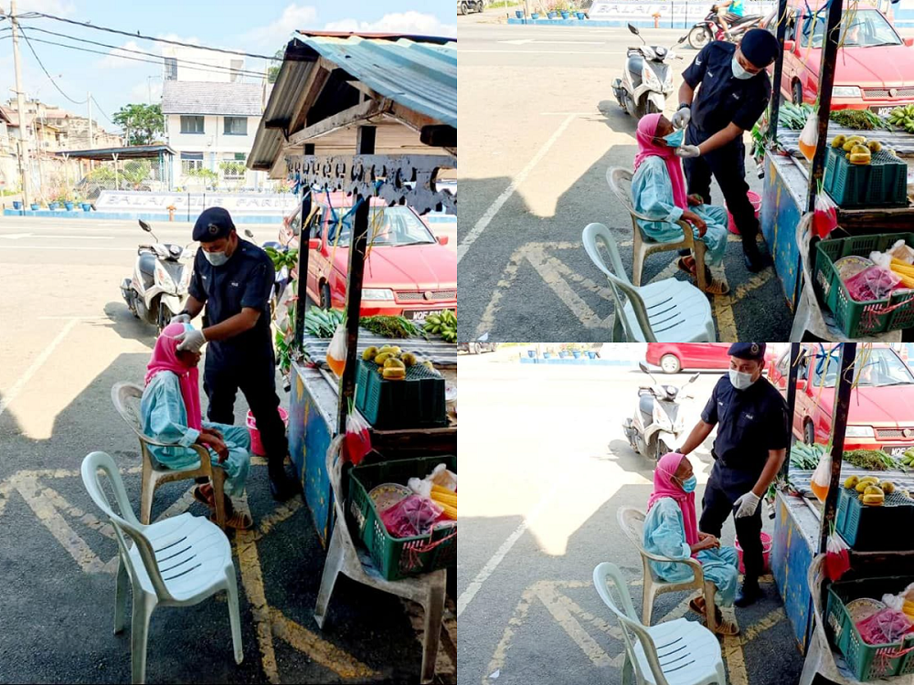 A Perak policeman officer was applauded for helping an elderly lady put on her face mask after she had forgotten to wear one. u00e2u20acu2022 Picture courtesy of Facebook/Sas Barakah 