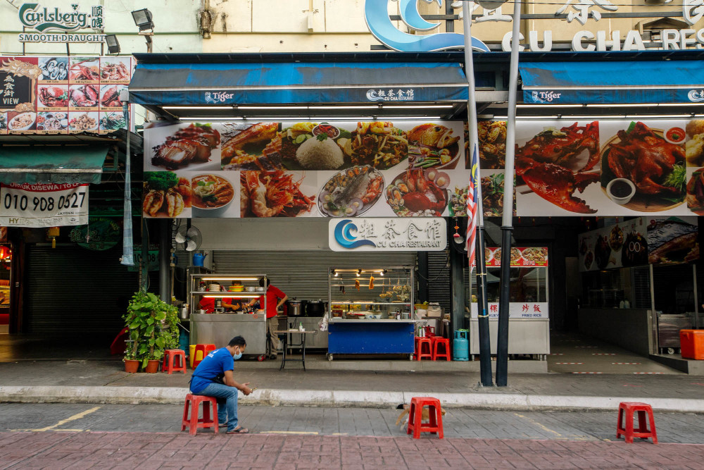 A food vendor is seen waiting for customers during the movement control order (MCO 3.0) in Jalan Alor in Kuala Lumpur, June 23, 2021. u00e2u20acu201d Picture by Firdaus Latif 