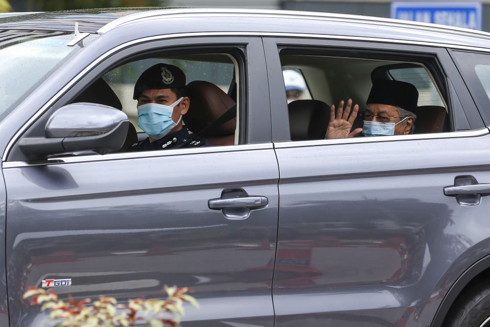 Tun Dr Mahathir Mohamad waves at members of the media as he leaves Istana Negara in Kuala Lumpur June 10, 2021.  u00e2u20acu201d Picture by Yusof Mat Isann