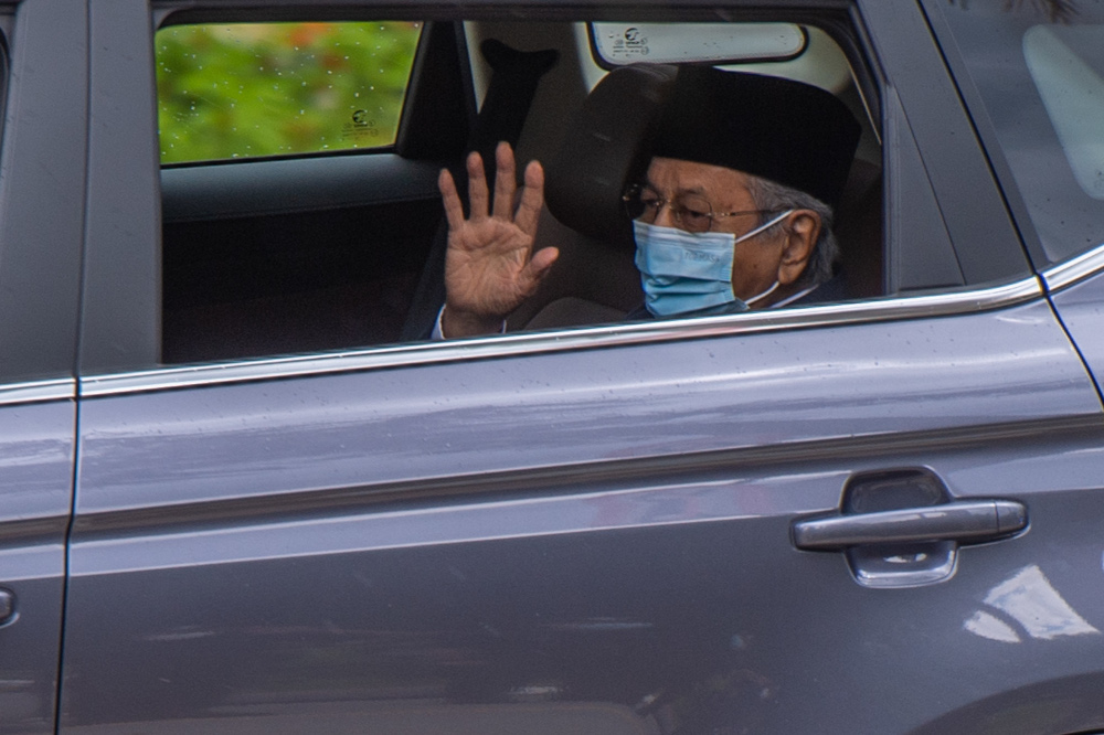 Tun Dr Mahathir Mohamad waves at members of the media as he leaves Istana Negara in Kuala Lumpur June 10, 2021.  u00e2u20acu201d Picture by Yusof Mat Isa