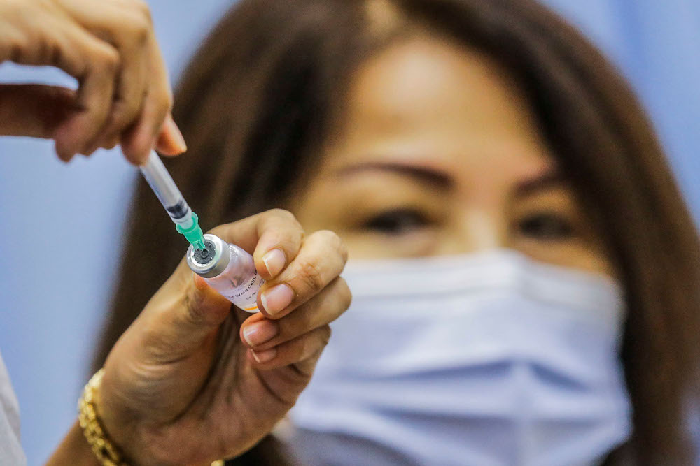 nHealth personnel prepare a syringe for Covid-19 vaccination at Universiti Teknologi Mara Shah Alam, June 23, 2021. u00e2u20acu2022 Picture by Hari Anggaran