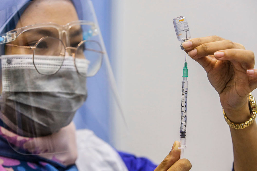 nHealth personnel prepare a syringe for Covid-19 vaccination at Universiti Teknologi Mara Shah Alam, June 23, 2021. u00e2u20acu2022 Picture by Hari Anggaran