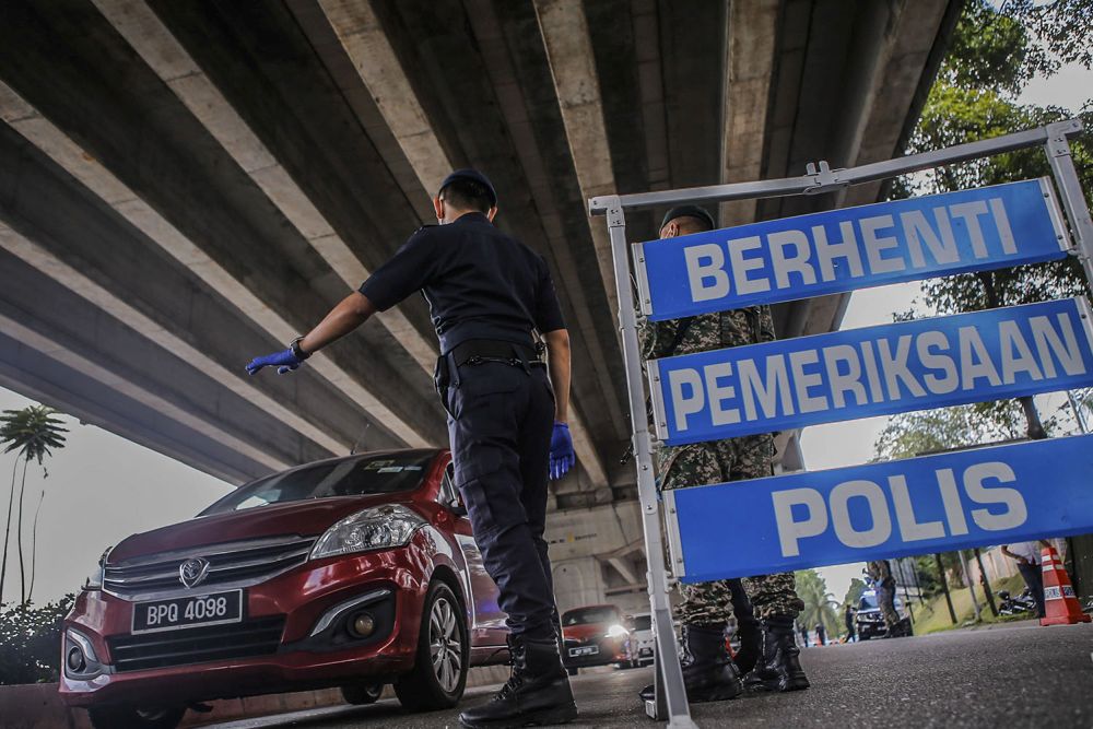 Police and Armed Forces personnel conduct checks on vehicles at a roadblock at Bandar Sri Menjalara June 1, 2021. u00e2u20acu201d Picture by Hari Anggarann