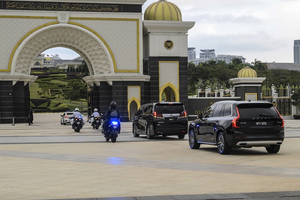 Prime Minister Tan Sri Muhyidddin Yassinu00e2u20acu2122s official vehicle was seen entering the main gate of Istana Negara at 7.50am. u00e2u20acu2022 Bernama pic